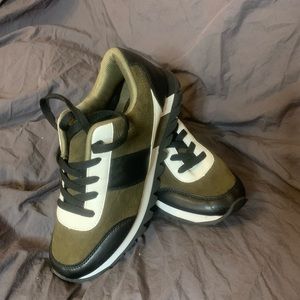 Brand new, never worn size 7, shoe dazzle sneakers